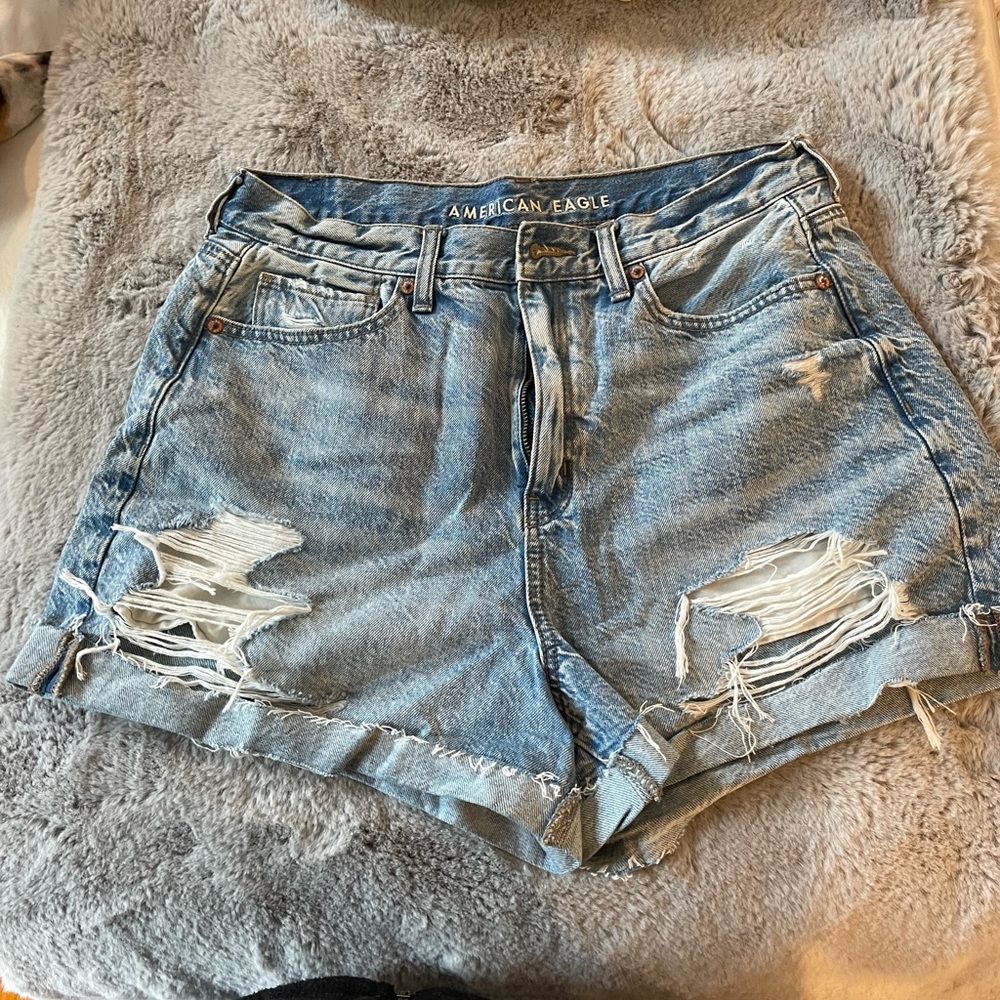 American Eagle Mom short - light wash